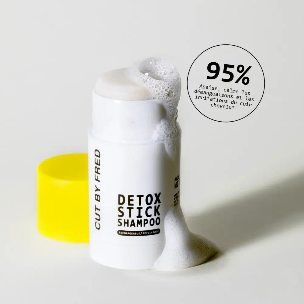 Shampoing Recharge pour cuir chevelu sensible en stick avec mousse blanche fluide