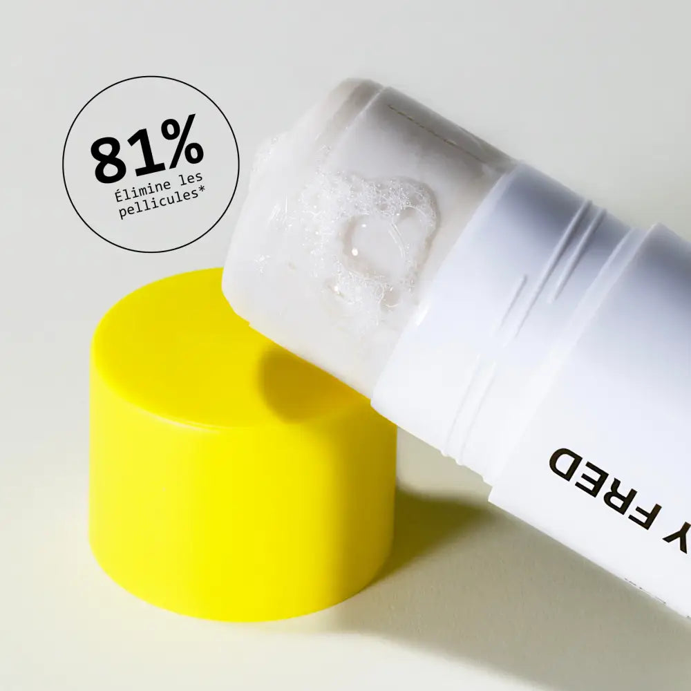 Bouteille blanche avec capuchon jaune pour cuir chevelu sensible, élimine pellicules