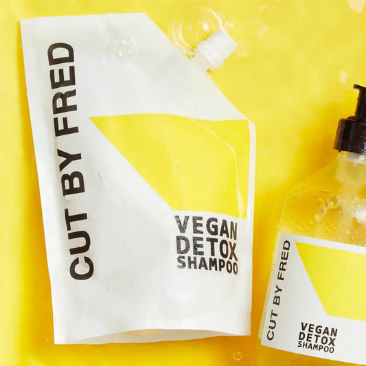 Pochette blanche et jaune de shampoing liquide purifiant vegan pour cuir chevelu