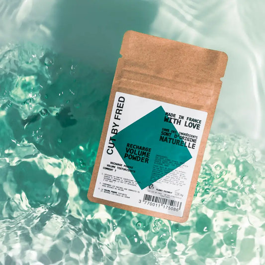Poudre texturisante recharge vegan volume pour cuir chevelu, pouch brun avec label vert