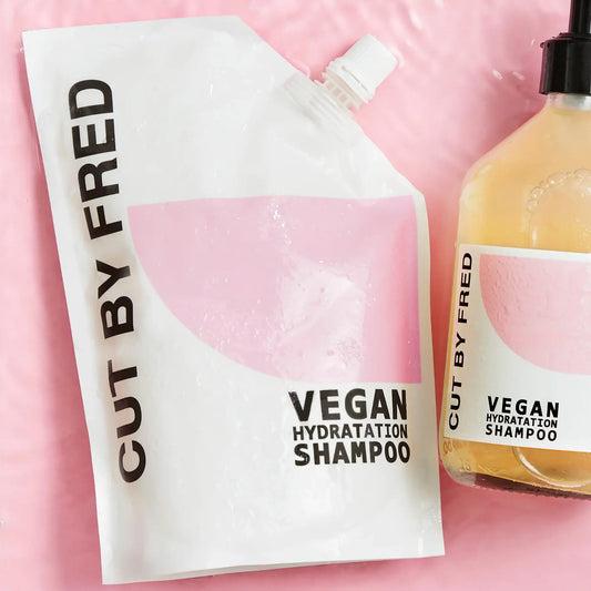 Pochette blanche et flacon clair de shampooing vegan hydratation Recharge