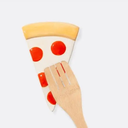 Repose-cuillère original facile à nettoyer avec pizza en sauce rouge sur fourchette en bois