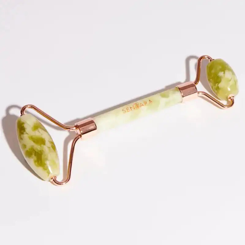Roller Jade Vert : rouleau facial en jade vert à double extrémité et accents or rose, pierre précieuse pour mouvements doux