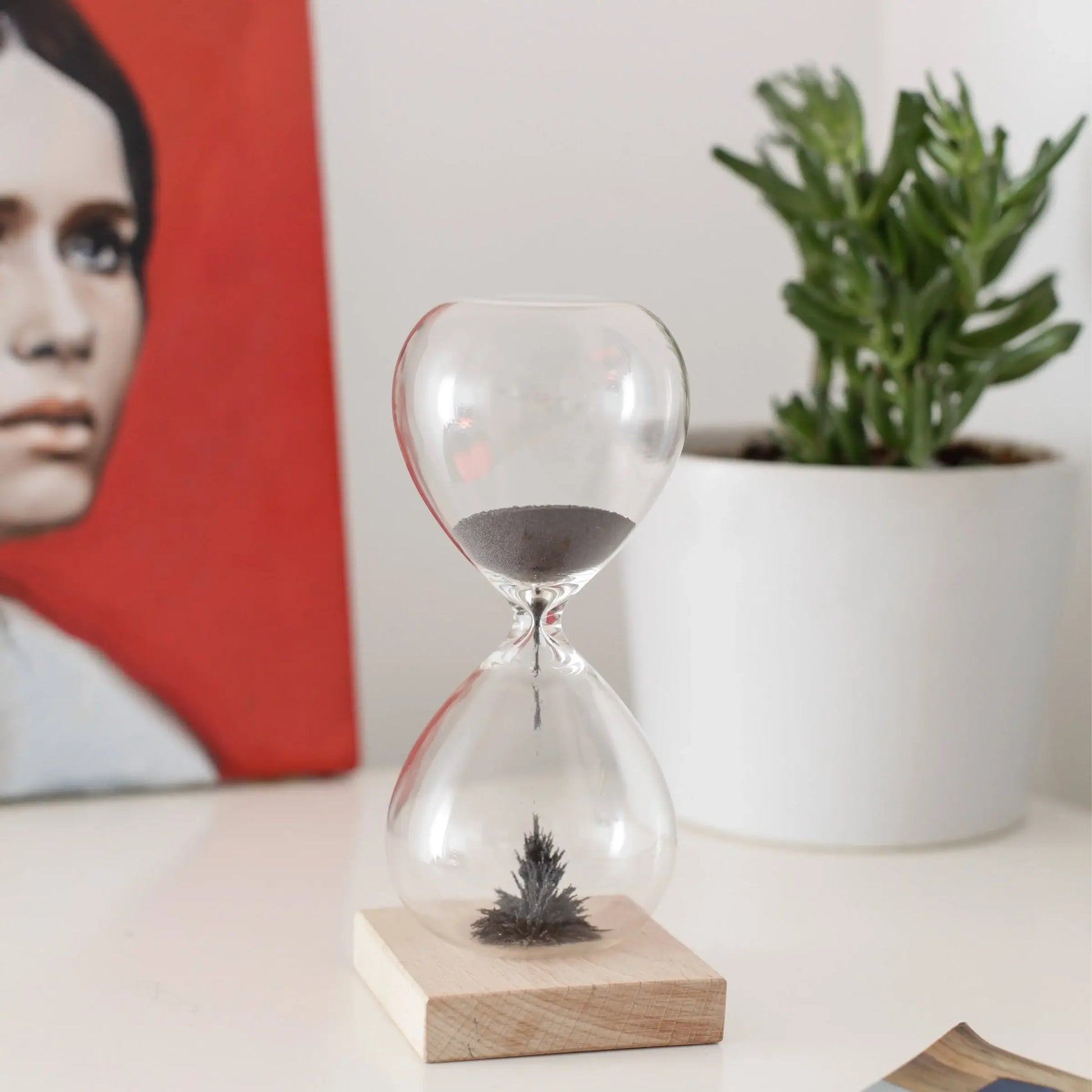 Sablier Magnétique: sablier magnétique en verre clair avec sable sombre, objet décoratif visuel