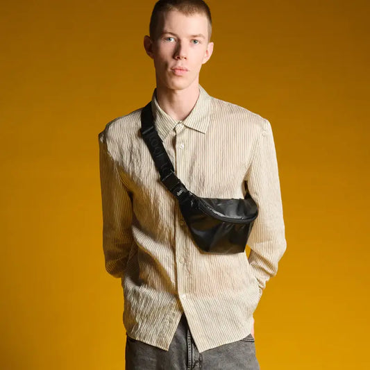 Sac banane noir métallisé porté en bandoulière, brillant et résistant à l’eau