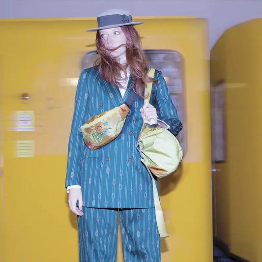 Person avec sac banane noir Vincent Van Gogh Tournesols et sac à main floral