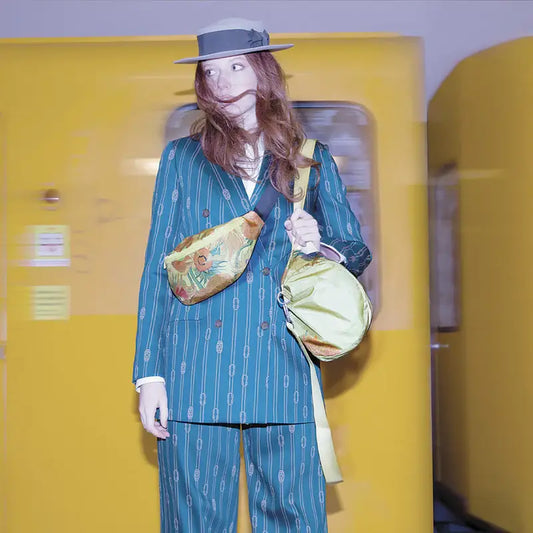 Personne en costume rayé turquoise avec sac banane noir Vincent Van Gogh tournesols