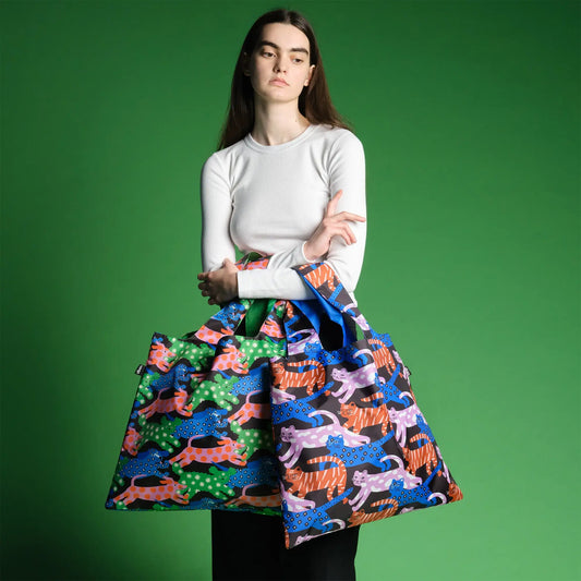 Femme tenant deux sacs réutilisables colorés motifs glitter power cat sac recyclé suit partout