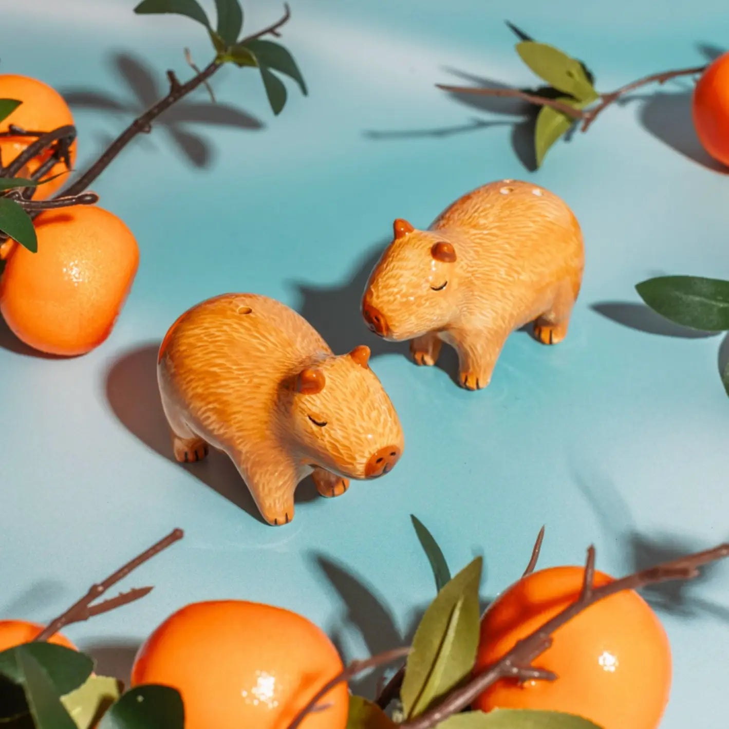 Deux figurines capybara en céramique beige, salière poivrière capybara exotique chaleureuse