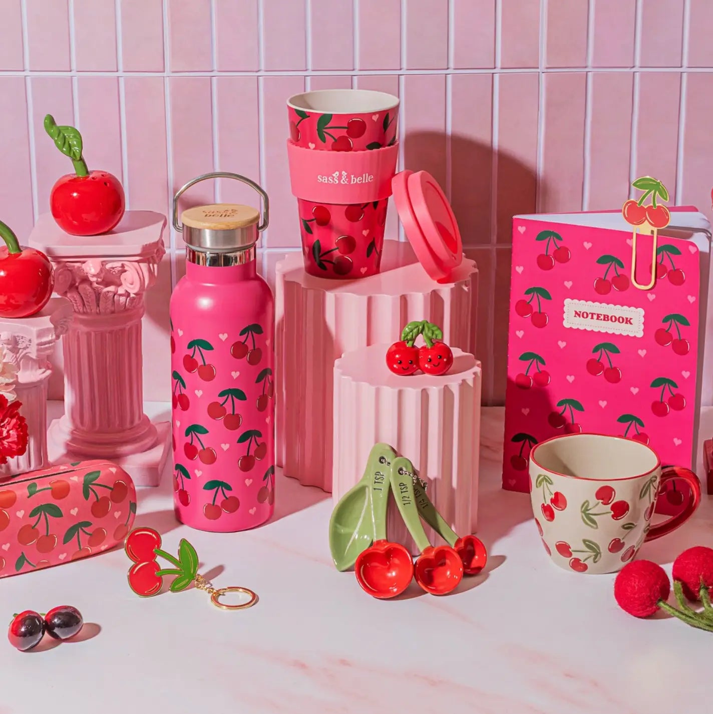 Salière poivrière cerise en acier inox rose motif cerise, surface émaillée usage quotidien