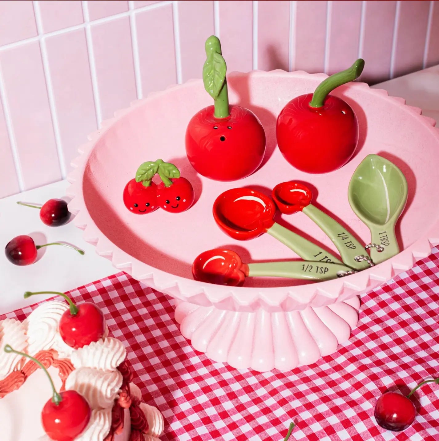 Salière poivrière cerise en céramique émaillée rouge glossy avec tiges vertes