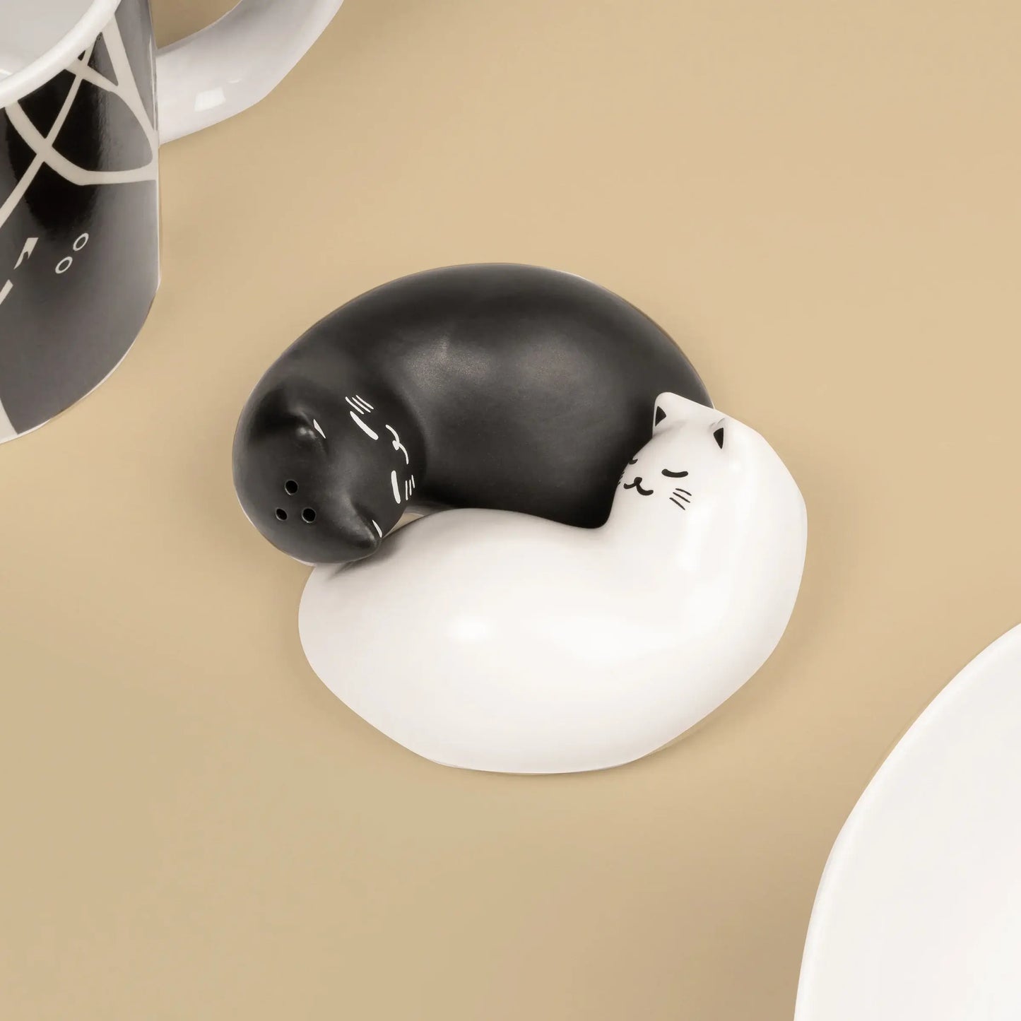 Salière poivrière chat en céramique noir et blanc, finition soignée