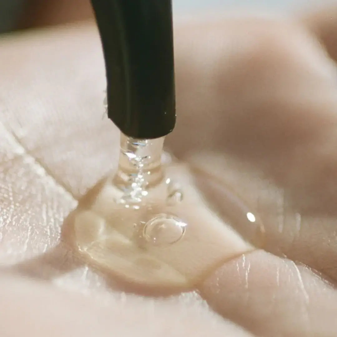 Gel clair visqueux de savon main corps bergamotte appliqué sur peau claire