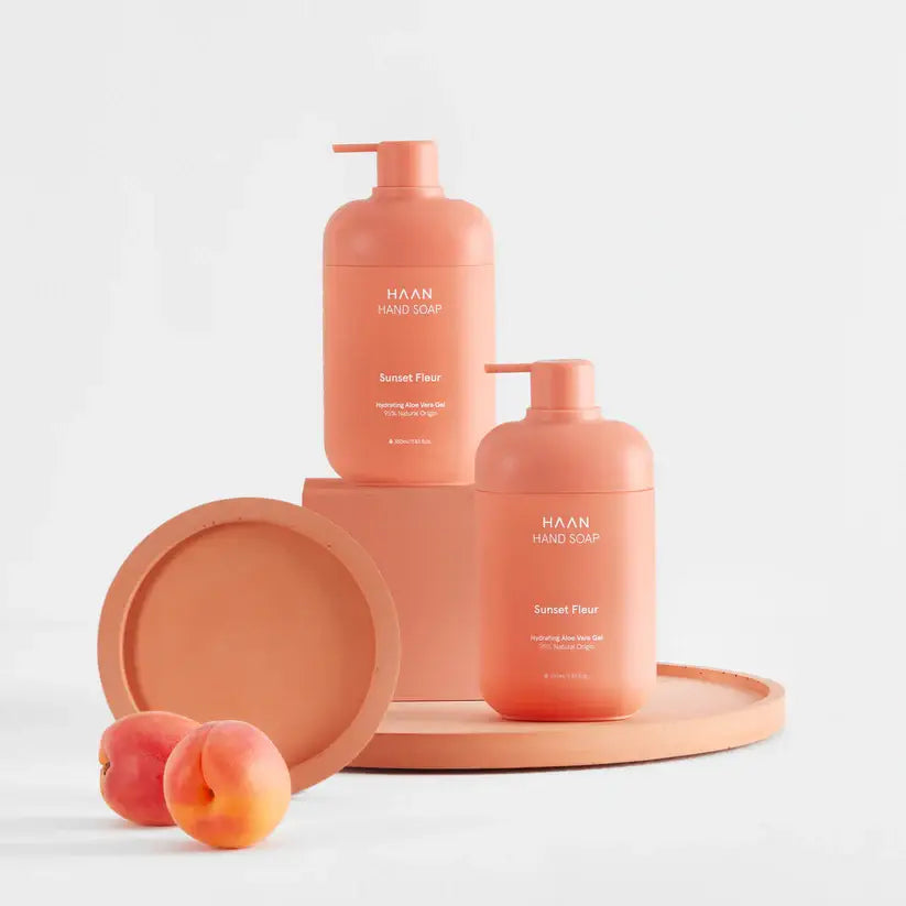 Deux bouteilles de savon pour les mains aux probiotiques Sunset Fleur sur plateau