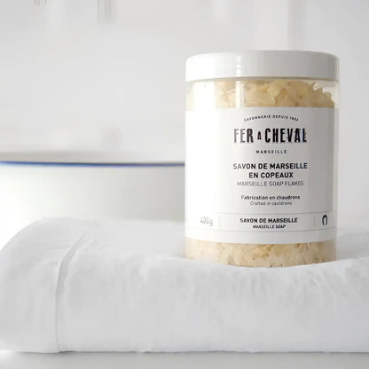 Contenant plastique de savon végétal en copeaux pour lessive maison