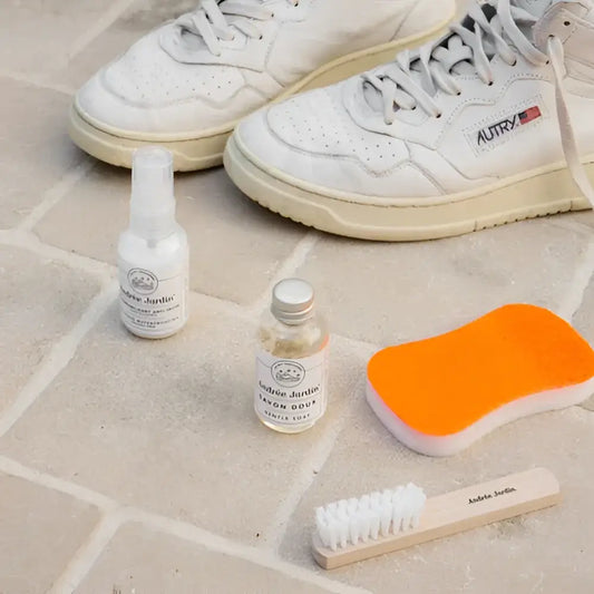 Baskets blanches en cuir avec semelle beige, savon nettoyant sneakers