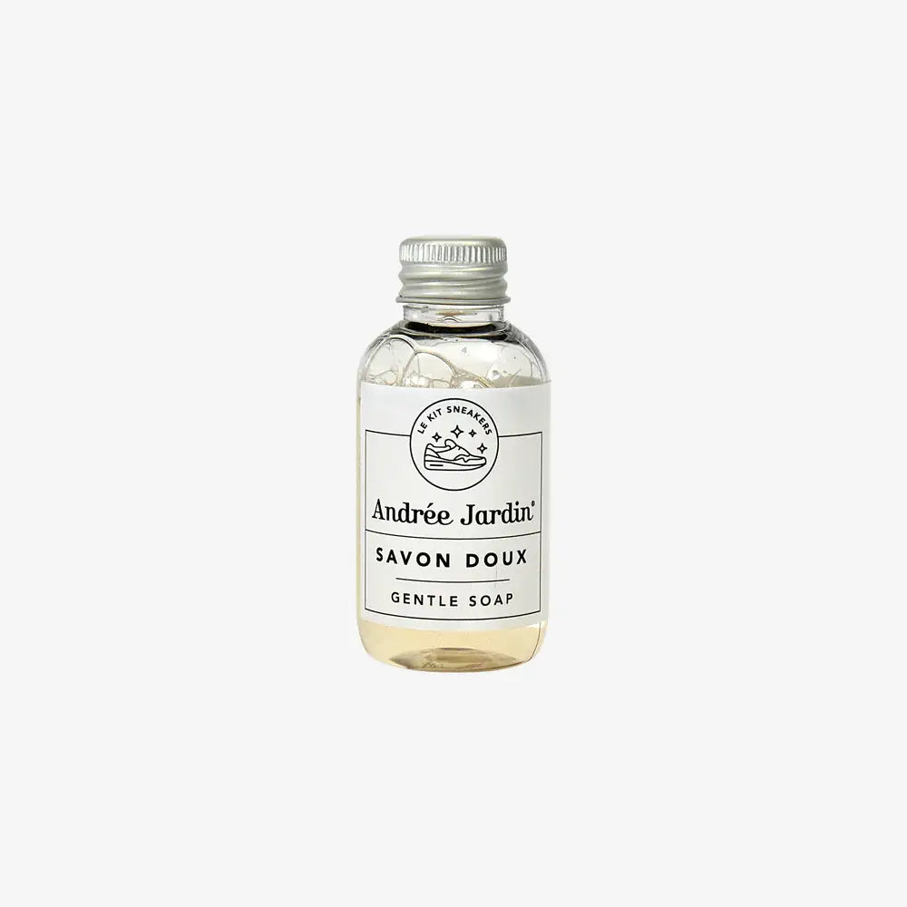 Bouteille plastique claire de savon nettoyant sneakers au bouchon métallique