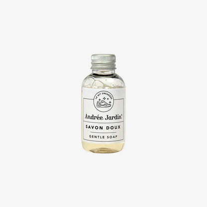 Bouteille plastique claire de savon nettoyant sneakers au bouchon métallique