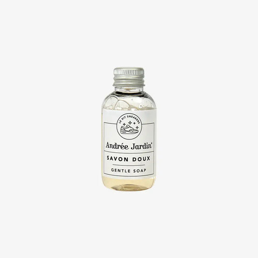 Bouteille plastique claire de savon nettoyant sneakers au bouchon métallique