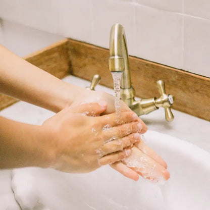 Robinet en laiton avec anses croisées et eau coulant, savon parfumé 290ml à l’aloe vera pour peau sensible
