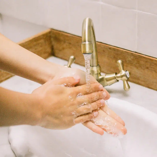 Robinet en laiton avec anses croisées et eau coulant, savon parfumé 290ml à l’aloe vera pour peau sensible