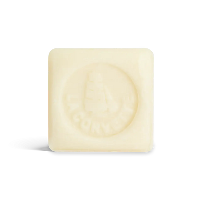 Savon solide lait d’ânesse jaune clair carré avec indentation