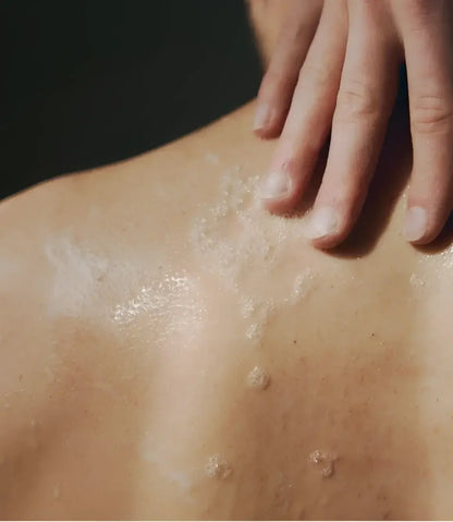 Main massant savon solide surgras parfum solaire sur peau nue