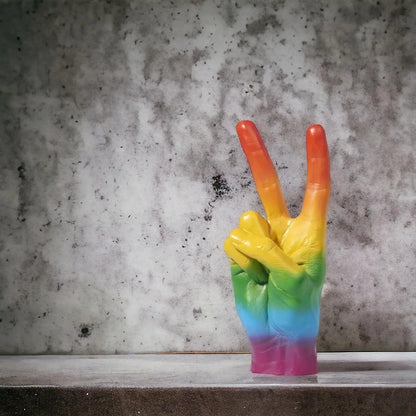 Main sculpture peace rainbow : main en forme de V multicolore, finition soignée