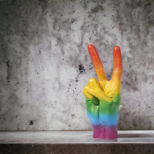 Main sculpture peace rainbow : main en forme de V multicolore, finition soignée