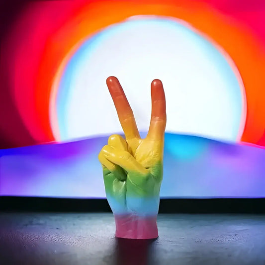 Bougie main Sculpture Main Peace arc-en-ciel, finition soignée
