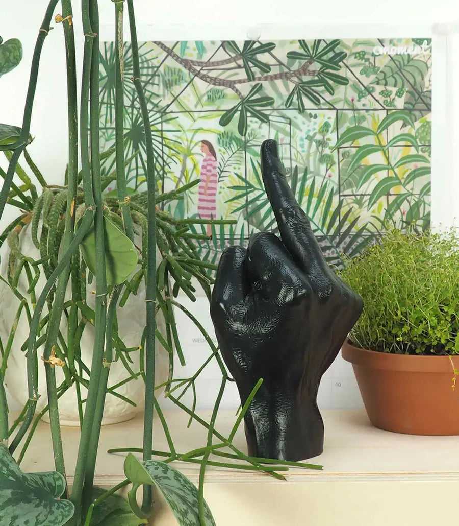 Sculpture main fuck noir, objet déco original avec doigt d’honneur