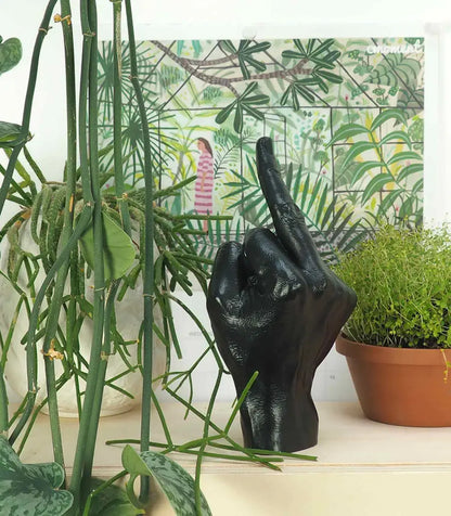 Sculpture main fuck noir, objet déco original avec doigt d’honneur