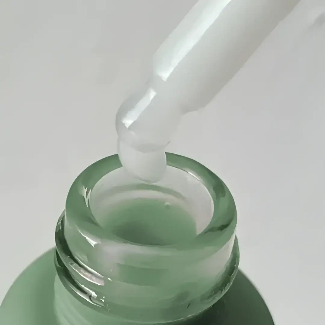Sérum visage peau grasse versé goutte à goutte dans flacon vert 30ml