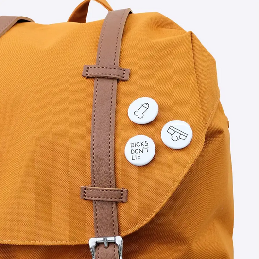 Sac à dos jaune moutarde avec badges audacieux et design unique pour accessoires cool