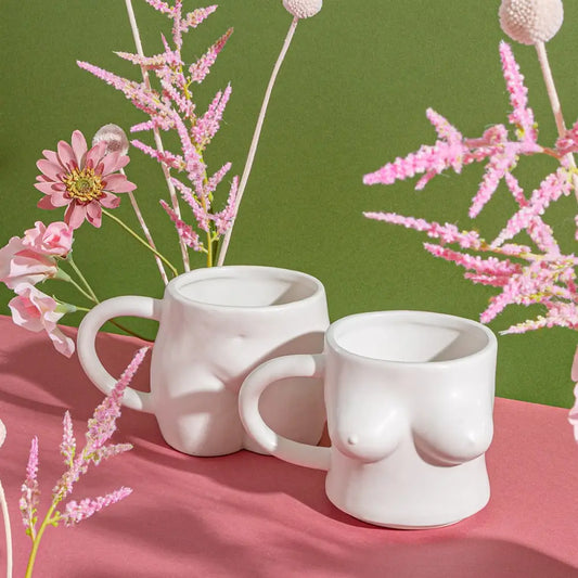 Deux tasses empilables en céramique au design moderne avec formes féminines