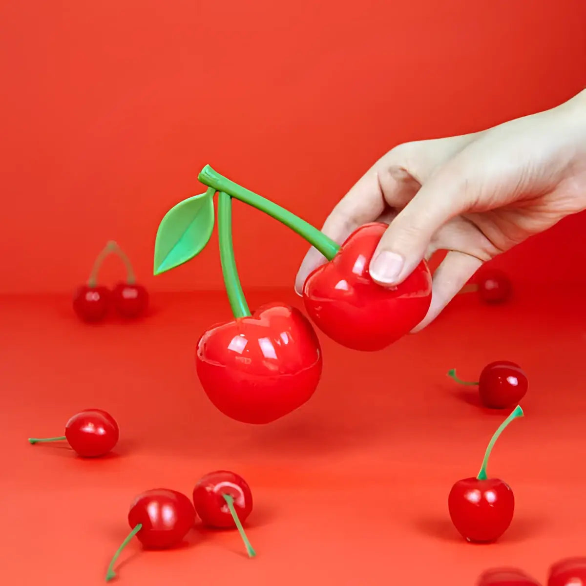 Contenant cerises rouges en forme de cherry rouge plastique avec tige verte