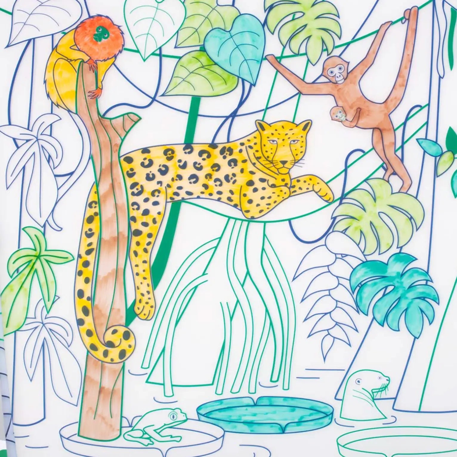 Léopard jaune vibrant tacheté noir sur branche en forêt tropicale, voyage créatif