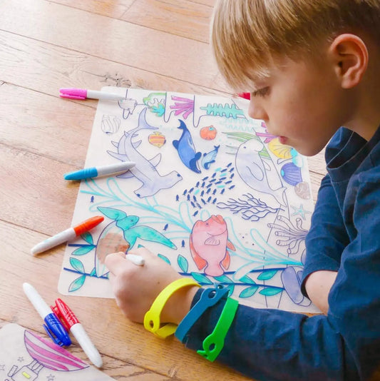 Page à colorier fonds marins avec requins et corail, idée cadeau