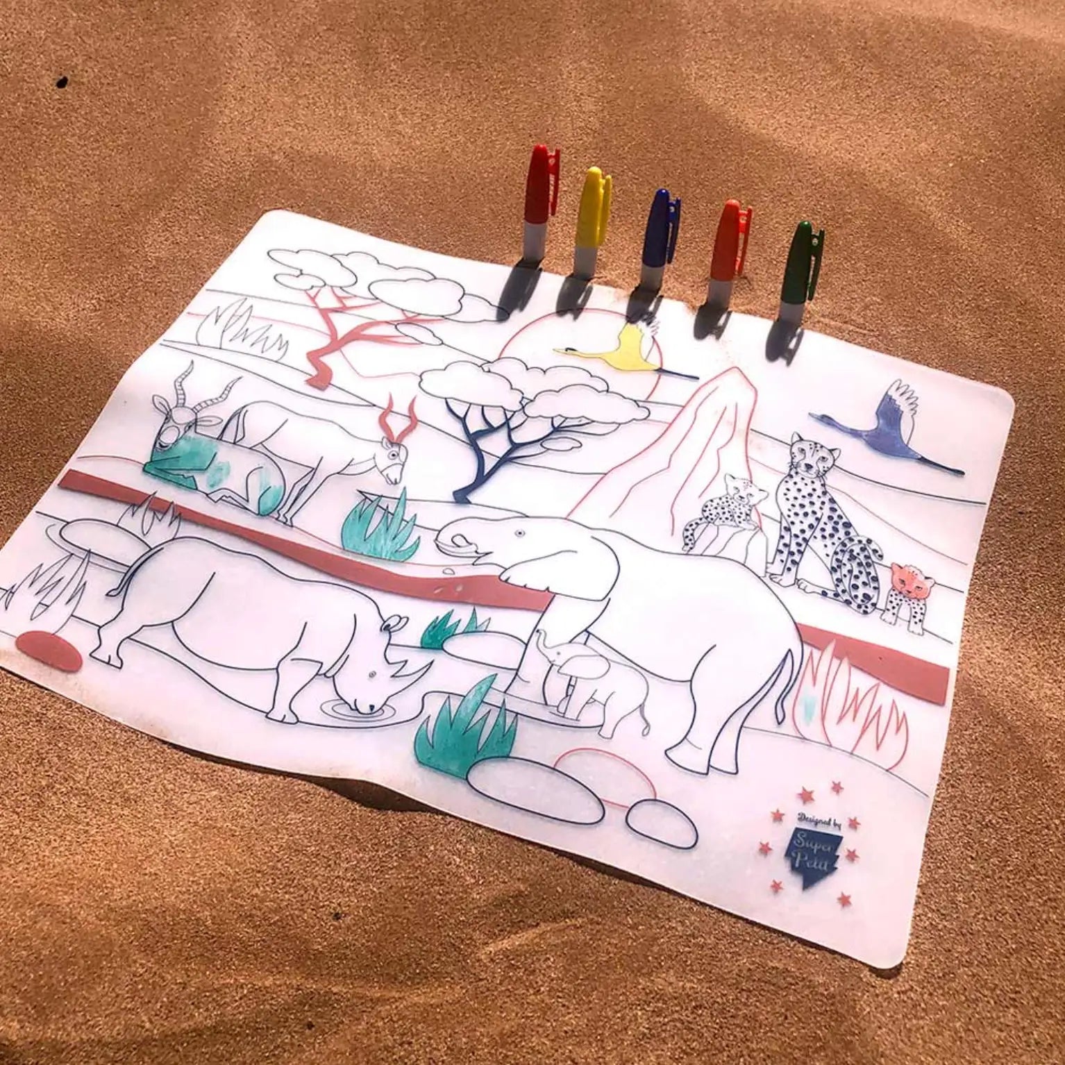 Tapis à colorier savane blanc avec motifs animaux africains, zones pré-coloriées pour repas fun