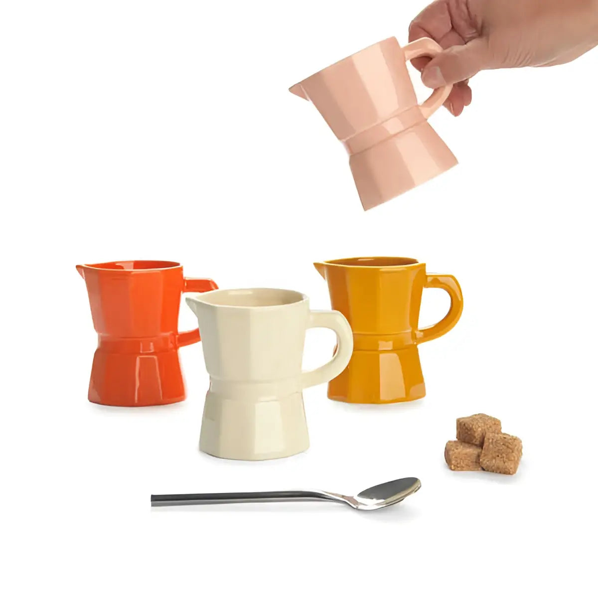 Main de la cafetière italienne moka rose avec set x4 orange beige jaune élégant