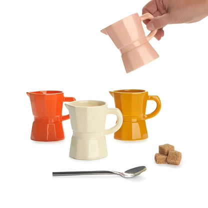Main de la cafetière italienne moka rose avec set x4 orange beige jaune élégant
