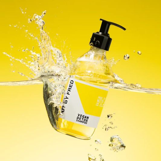 Bouteille en verre transparent avec pompe noire, liquide jaune pour cuir chevelu sensible