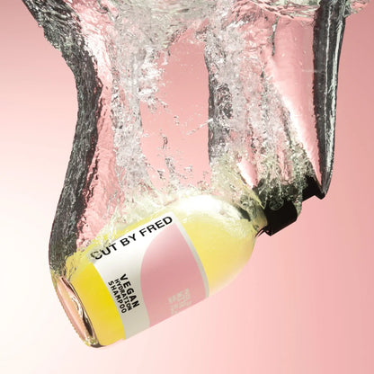 Bouteille jaune de shampoing liquide hydratant vegan pour cheveux secs