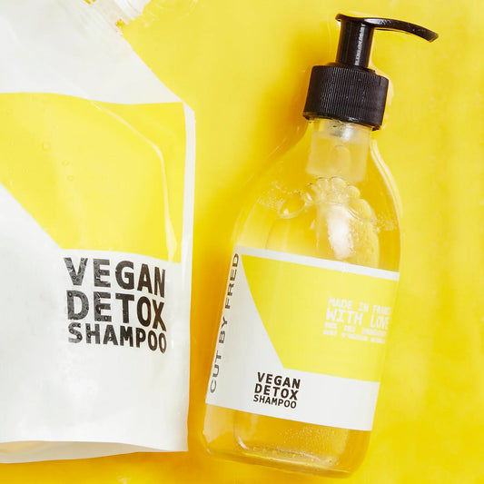 Deux Vegan Detox Shampoings sur fond jaune, purifiant liquide aux ingrédients naturels