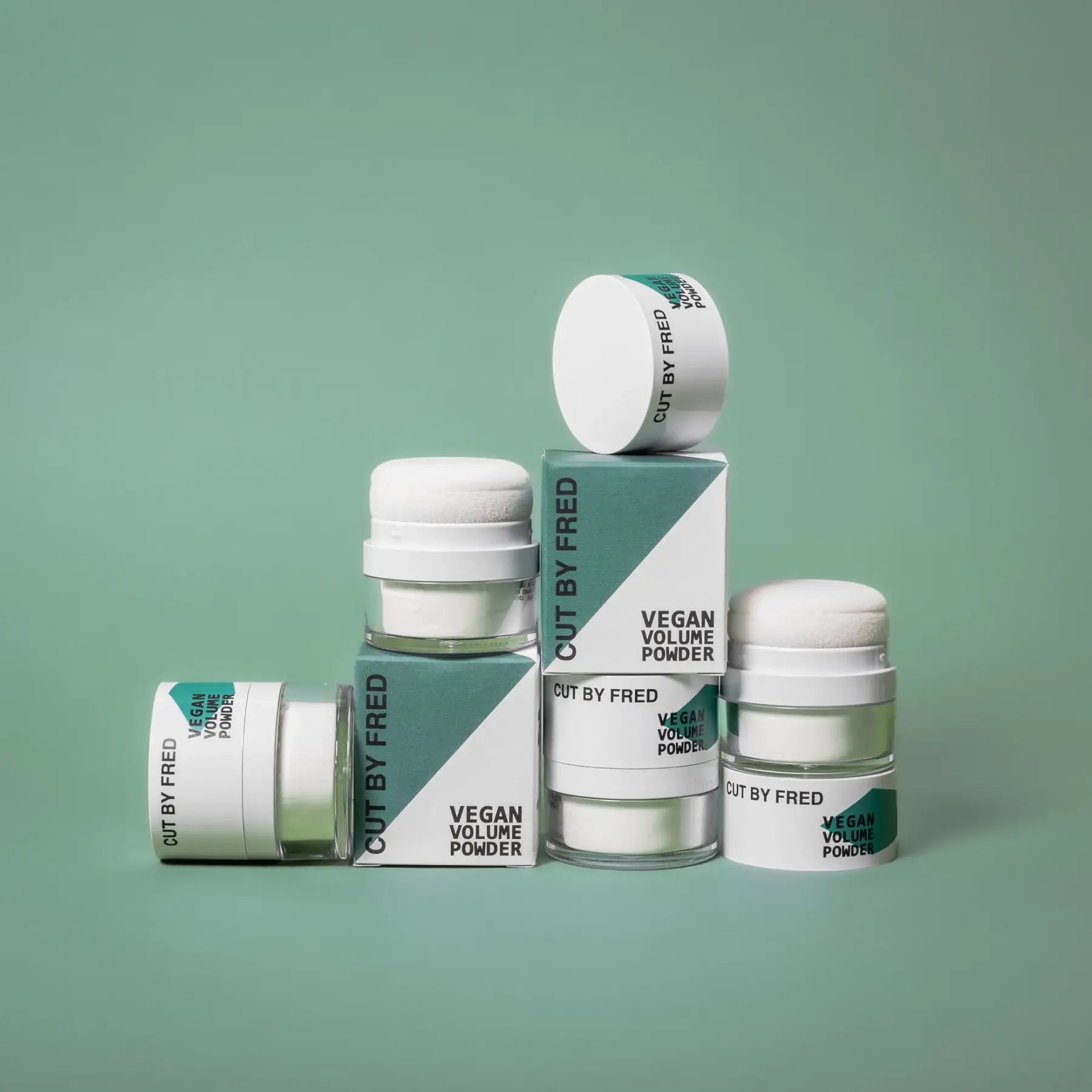 Poudre volume vegan en emballage blanc et turquoise pour shampoing sec