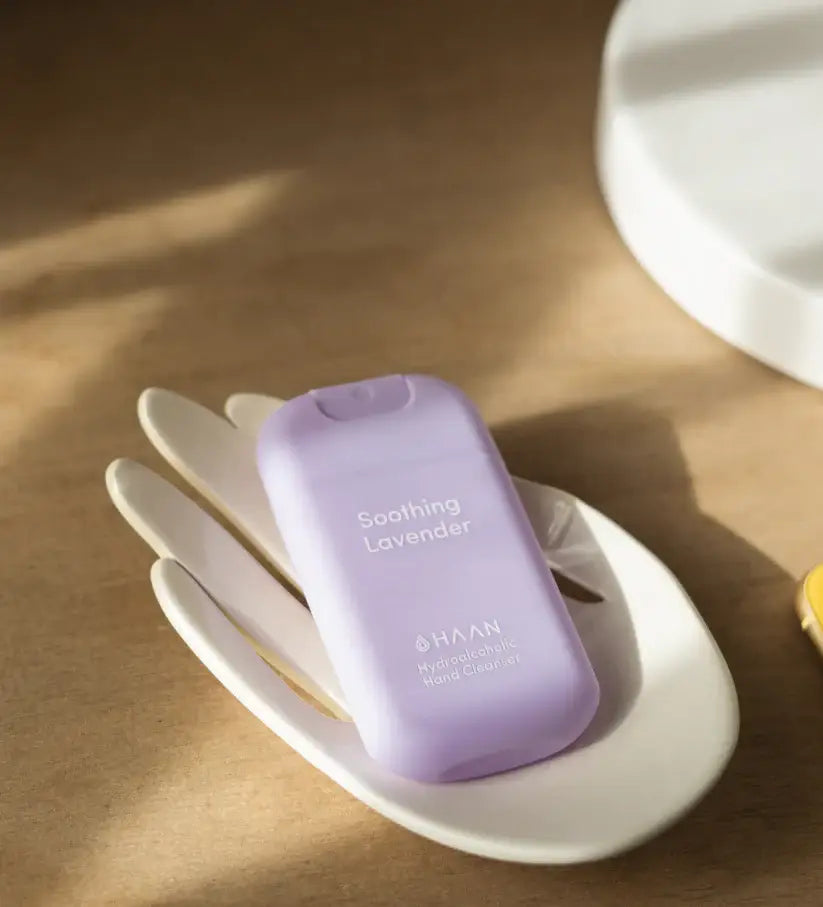 Flacon violet de spray mains lavande apaisante parfum naturel