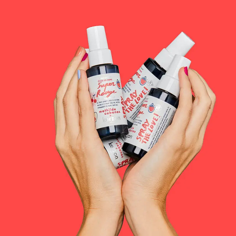 Trois flacons Lavant Super Rouge Mathilde Cabanas 50ml en mains, texture légère