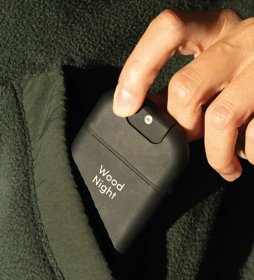 Main noire compacte de Spray Nettoyant Et Hydratant Mains 30ml Wood Night en main