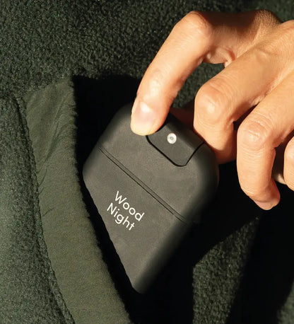 Main noire compacte de Spray Nettoyant Et Hydratant Mains 30ml Wood Night en main