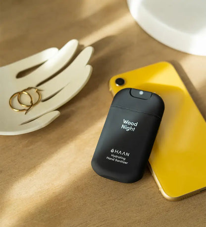 Spray nettoyant et hydratant mains 30ml Wood Night, flacon noir rectangulaire